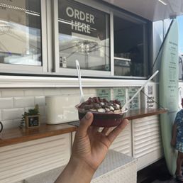 Açaí, banana, strawberry, almond, peanut butter and Nutella Açaí, banana, strawberry, almond, peanut butter and Nutella