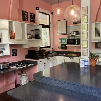 HI Sacramento Hostel - Their kitchen is HUGE!!!!! - Hostels Near Me - Sacramento, California