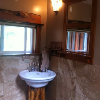 Lanzarotta Bed and Breakfast - The bathroom in the Yew room - Bed & Breakfast Near Me - Eugene, Oregon