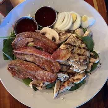 Angry Goldfish Pub And Eatery - Steak salad with raspberry vinaigrette - Pubs Near Me - Des Moines, Iowa