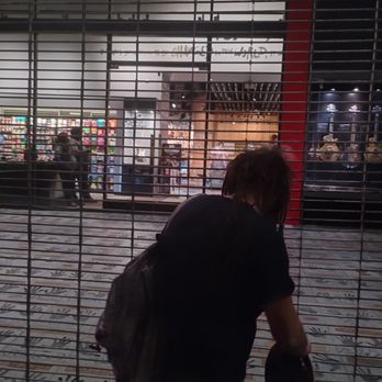 Guitar Center - The door closed during regular business hours. - Musical Instruments & Teachers Near Me - Hollywood, California Guitar Center - The door closed during regular business hours. - Musical Instruments & Teachers Near Me - Hollywood, California