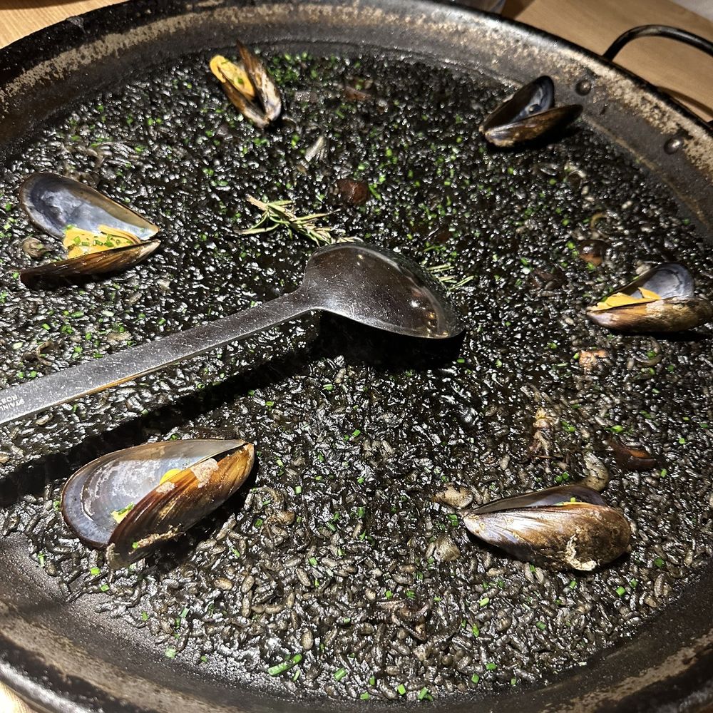MANÁ 75 - Squid Ink Paella - Mediterranean Near Me - Barcelona, B MANÁ 75 - Squid Ink Paella - Mediterranean Near Me - Barcelona, B