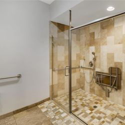 Best Western Plus Northwoods Inn - KRSHV Bathroom