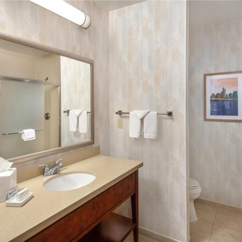 Hampton Inn Austin/Oak Hill - Guest room bath - Hotels Near Me - Austin, Texas Hampton Inn Austin/Oak Hill - Guest room bath - Hotels Near Me - Austin, Texas