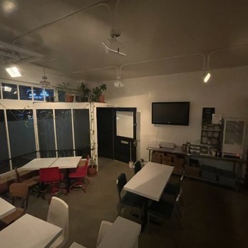 Ace Hotel - Communal eating area with complimentary breakfast from 7-11 - Hotels Near Me - Seattle, Washington
