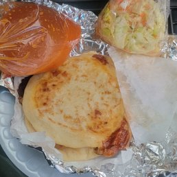 Pupusas de chicharrón con queso.