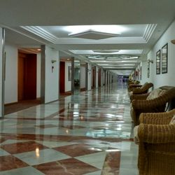 Allsun Hotel Mariant Park - Langer Gang im Untergeschoss mit abgehenden Zimmern