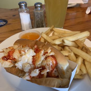 Litchfield's Bar and Grill - Lobster roll - Bars Near Me - Wells, Maine