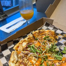 Thai pizza and Mango Slushi beer! Thai pizza and Mango Slushi beer!