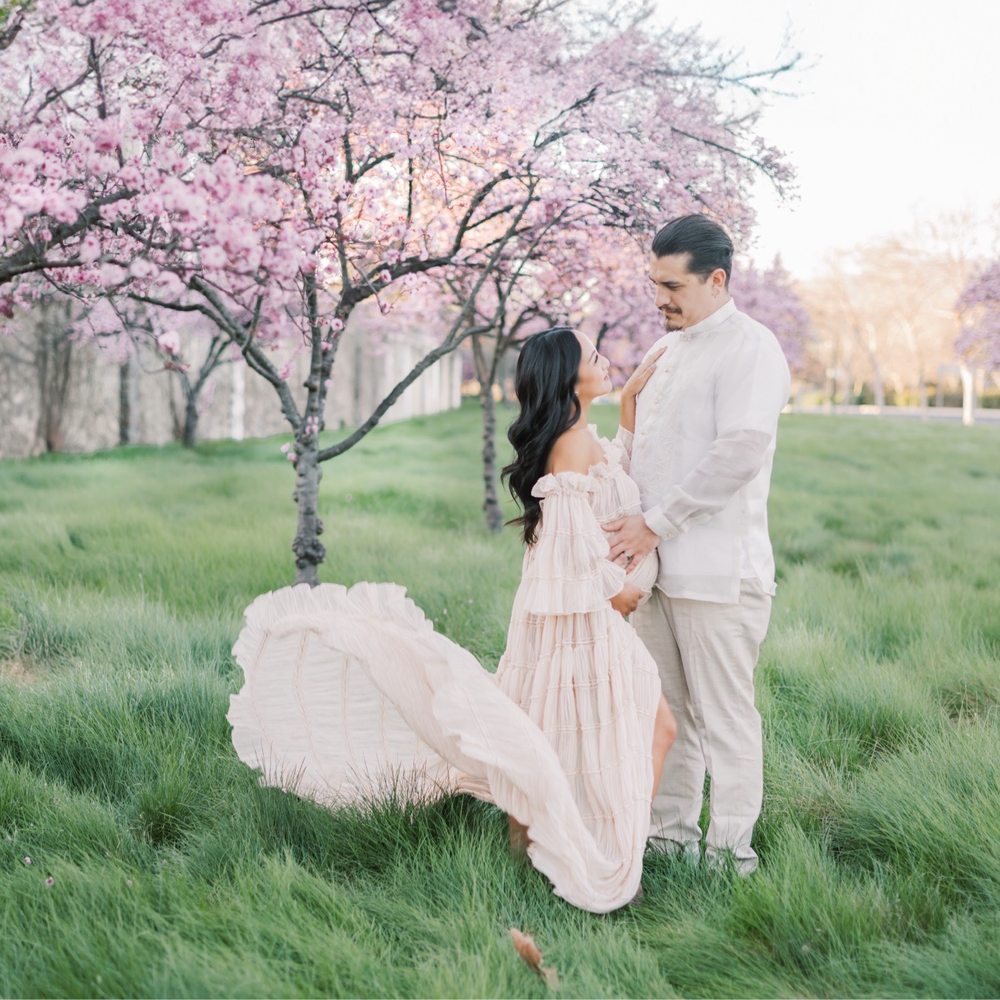 Warm Heart Photography - Maternity photos with cherry blossoms - Session Photography Near Me Warm Heart Photography - Maternity photos with cherry blossoms - Session Photography Near Me