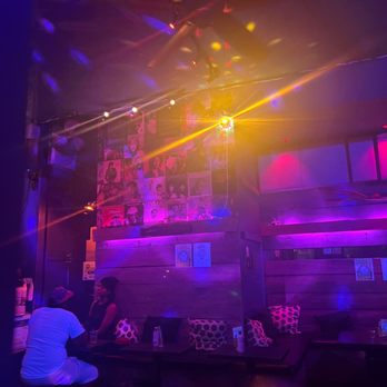 Mo's - Interior decor - Pubs Near Me - Brooklyn, New York