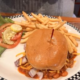 Chili Cheddar Cheeseburger* (1000 cals.)