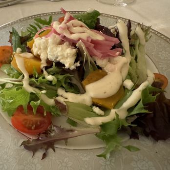 Albemarle Estate - ESTATE SALAD - Arcadian green mix topped with tomato, watermelon radish, goat cheese and golden beets - Hotels Near Me - Charlottesville, Virginia
