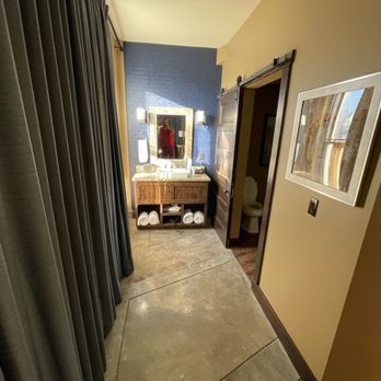 Frontier Hotel Pawhuska - Sink with Bathroom to the right - Hotels Near Me - Pawhuska, Oklahoma Frontier Hotel Pawhuska - Sink with Bathroom to the right - Hotels Near Me - Pawhuska, Oklahoma