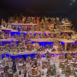 Chestnut Christmas Lit Houses