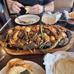 Mariscos Los Plebes - Parrillada Los Plebes