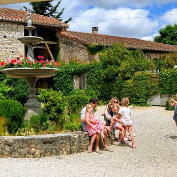 Le Caillau - A family enjoying the fountain of flowers - French Near Me - Vire-sur-Lot, 46