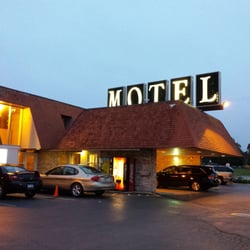 Budget Host Inn - Front of complex