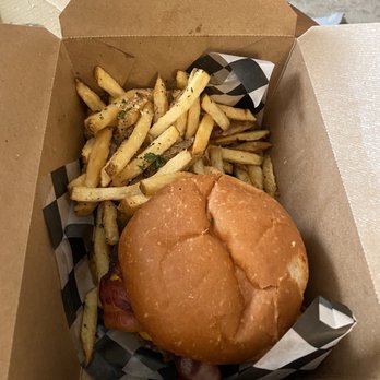 Hideaway Tavern - Hideaway Bacon Cheese Burger - New American Near Me - Bend, Oregon