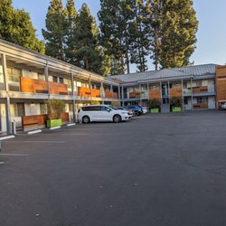 Menlo Park Inn - Exterior image of free parking at Menlo Park Inn