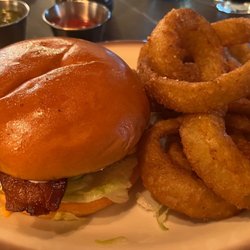 Bacon cheeseburger with onion rings