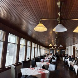 The Chestnut Inn - Dining area with full view of the lake