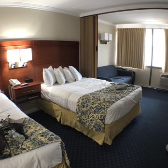 The Spinnaker - The bedroom / living room .... there was a sliding wall between the pull out couch and the beds! - Hotels Near Me - Ocean City, Maryland