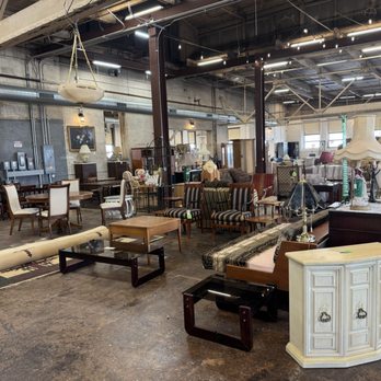 Antiques On Pierce - Antiques Near Me - Milwaukee, Wisconsin