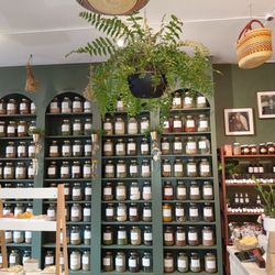 Hawthorn & Honey Apothecary - Alot of herbs