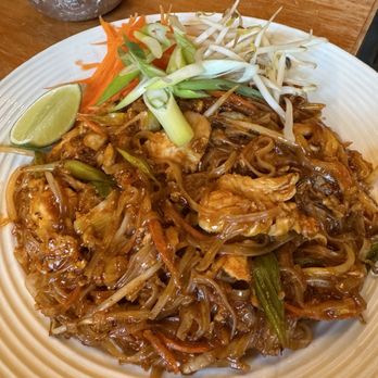 Habrae - Pad Thai with chicken - Thai Near Me - Forest Park, Illinois Habrae - Pad Thai with chicken - Thai Near Me - Forest Park, Illinois