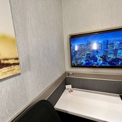Minute Suites - AppleTV + desk