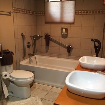 Twisp River Suites - Master bath.  Nice soaking tub, tiled shower, double sinks.   Very pretty travertine. - Hotels Near Me - Twisp, Washington