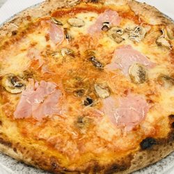 Prosciutto e funghi pizza