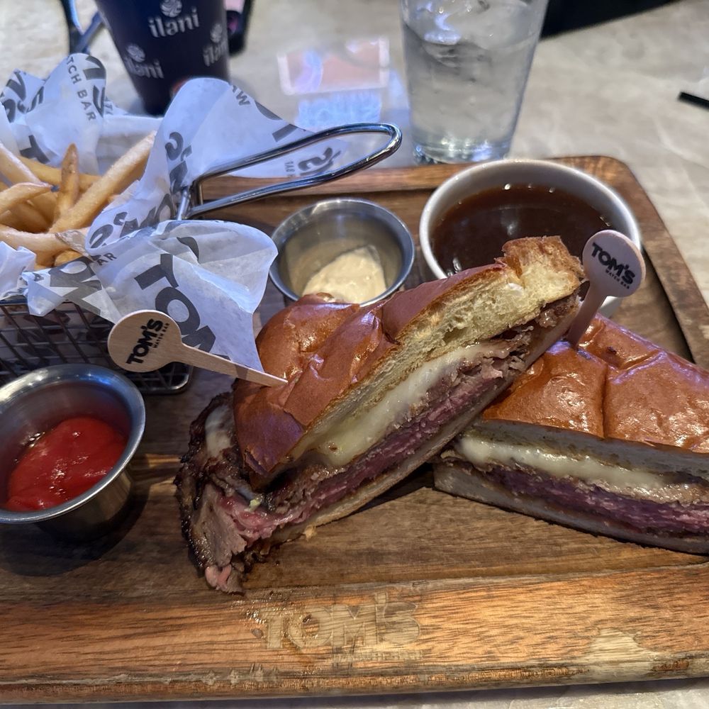 Tom's Watch Bar - Prime rib dip - Sports Bars Near Me - Ridgefield, Washington