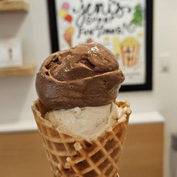 Jeni's Splendid Ice Creams - Milkiest chocolate and honey vanilla bean - Ice Cream & Frozen Yogurt Near Me - Chicago, Illinois