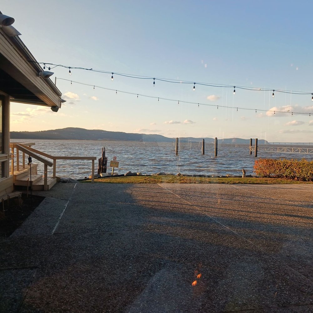 Half Moon - Outdoor patio - New American Near Me - Dobbs Ferry, New York