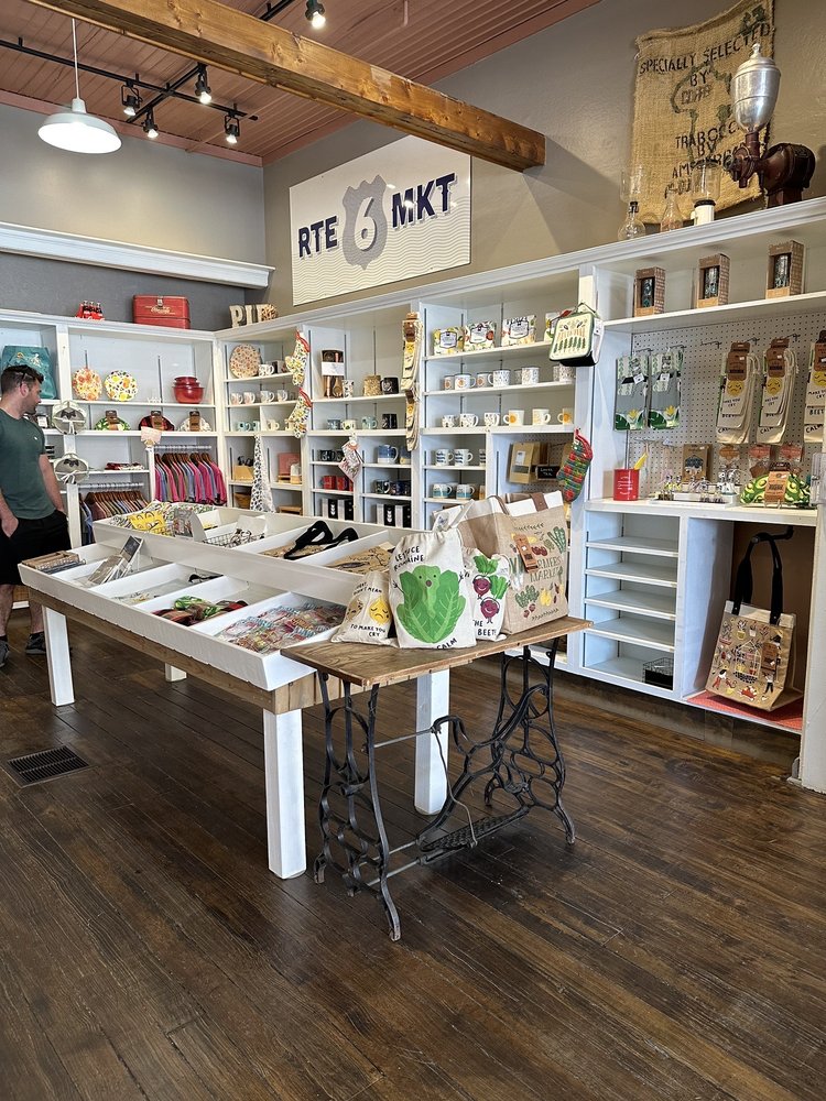 TWIN PIES Updated August 2024 35 Photos & 27 Reviews 146 W Erie