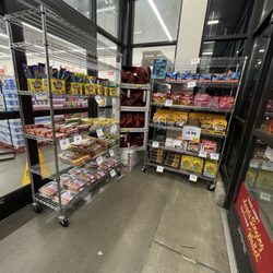 Grocery Outlet - Smells like cinnamon