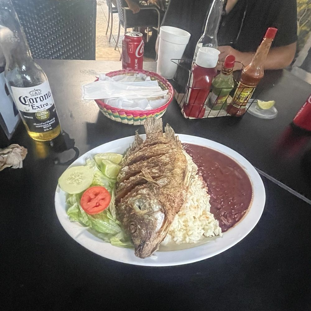 Pescado frito con arroz, y frijoles