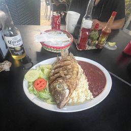 Pescado frito con arroz, y frijoles Pescado frito con arroz, y frijoles