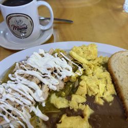 Dulce Mami Cafe - Green chilaquiles with chicken
