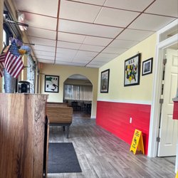 Pasquale’s Naples Pizza and Pasta - Front seating area