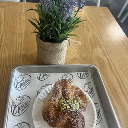 Pistachio kouign-aman Pistachio kouign-aman