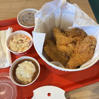 Jollibee - 6 piece Bucket Treat A - Chicken Shop Near Me - Alameda, California