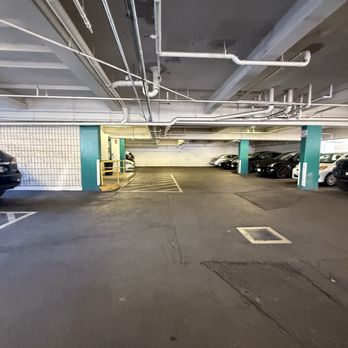 Kalihi Medical Building - Lots of parking - Medical Centers Near Me - Honolulu, Hawaii