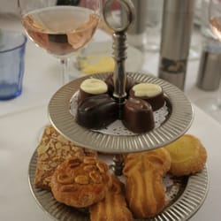 De Ware Jacob - Cookies and cakes that are served with the tea and coffee.