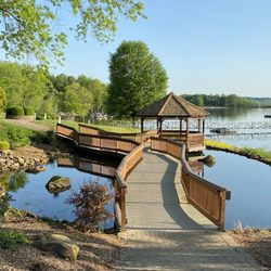 Fourwinds Lakeside & Marina - Gazebo on duck pond