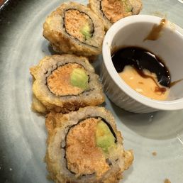 Golden spicy tuna roll - unfortunately the spicy tuna is cooked Golden spicy tuna roll - unfortunately the spicy tuna is cooked