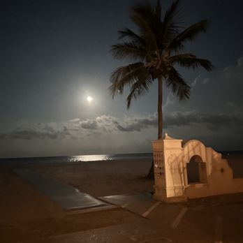 Hollywood Beach - The wheelchair accessible path to the ocean - Beaches Near Me - Hollywood, Florida