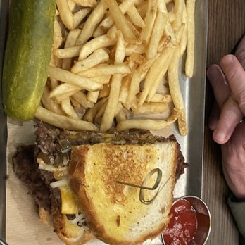 Alter Brewing + Kitchen - Brewpubs Near Me - Oak Brook, Illinois